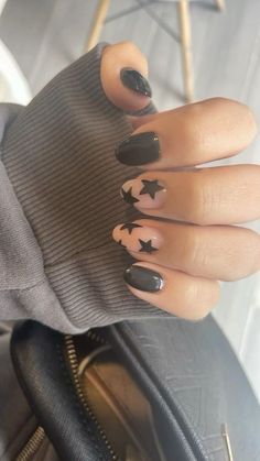 #naildesign Grunge Nails Almond Shape, Senior Nails Ideas 2025, Black Nails Stars, Brown Star Nails, Simple Star Nails, Nail Designs Grunge, School Nails Ideas, Aestethic Nails, Tomboy Nails