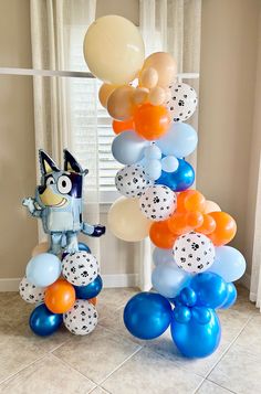 balloons are arranged in the shape of a cat and dog on top of each other