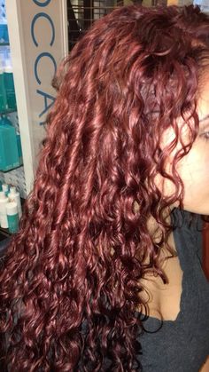 Red Permed Hair, Burgandy Hair Curly Hair, Hair Color Curly Hair Ideas, Red Hair On Curly Hair, Wine Curly Hair, Wine Red Hair Curly, Red Highlights Curly Hair