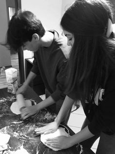 Baking With Boyfriend Aesthetic, Cooking With Boyfriend Pictures, Cute Couple Baking, Baking Together Couple, Cooking Aesthetic Couple, Couples Cooking Aesthetic, Baking Aesthetic Couple, Baking Couple Aesthetic, Baking Date Couple