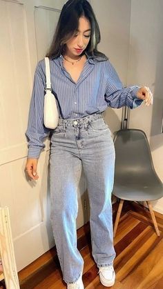 Outfits Con Jeans Y Tenis, Blue Shirt Women Outfit, Outfit Con Camisa, Outfit Elegantes, Outfits Con Jeans, Celebrity Casual Outfits, Casual College Outfits, Stylish Work Attire