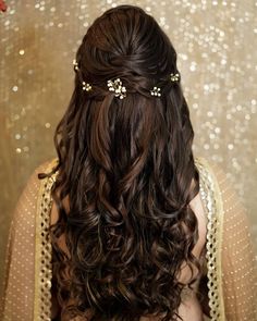 Why Flowers In Open Hair Are The Best Way To Add A Touch Of Glam In Your Mehendi Hairstyle! Elegant Mehendi, Hairstyle Wedding, Trending Wedding, Bridal Hairdo, Bridal Hair Buns