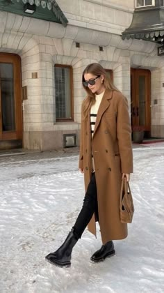 #winteroutfits #outfitsformales #outfitinvierno #outfitsinviernoaesthetic #outfitsotoñoinvierno2023 #outfitsotoño #aestheticinspooutfits #inviernooufitts #aestheticinvierno Tan Coat Outfit Winter, Camel Coat Outfit Winter Style, Tan Coat Outfit, Wool Coat Outfits, Brown Coat Outfit, Wool Coat Outfit, Camel Outfit, Long Coat Outfit, Camel Coat Outfit