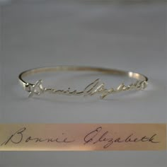 I would love to have my grandmother's or my mom's signature incorporated in a piece of jewelry. Cool Handwriting, Handwriting Bracelet, Signature Bracelet, Nail Arts, Bracelet Bangle, Makeup Products, Bangle Bracelet, Ring Verlobung, Cute Gifts