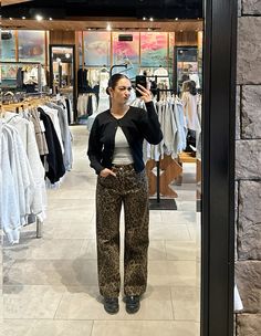 Outfit With Cheetah Pants, Outfits With Cheetah Print Pants, Cheetah Print Jeans, Cheetah Print Jeans Outfit, How To Style Beige Pants, Cheetah Jeans Outfit, Leopard Print Jeans Outfit, Cheetah Print Pants Outfit, Cheetah Pants Outfit