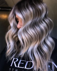 Highlighted Hair Blonde, Blonde Silver, Balayage Hairstyles, Highlighted Hair, Hair Color Shades, Blonde Hair Looks, Looks Party, Summer Hot