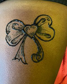 Baddie Henna Designs, Henna Designs Left Hand, Stomach Henna Designs, Henna Designs Thighs, Bow Henna, Henna Tatoos Ideas, Henna Leg Designs, Thigh Henna Tattoo, Henna Designs Arm