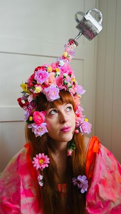 Carnaval Diy, Crazy Hat Day, Flower Costume, Hairstyles For Teens, Headpiece Diy, Mardi Gras Costumes, Hat Day, Wacky Hair Days, Diy Halloween Costumes Easy