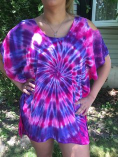 Tye dye poncho, rayon poncho, hand dyed women's poncho, tie dyed shirt, lilac, purple, pink rayon tie dye poncho by GroovyElegance8 on Etsy https://www.etsy.com/listing/464265079/tye-dye-poncho-rayon-poncho-hand-dyed Tie Dye Crafts, Womens Poncho, Boo Shirts, Hippie Clothes, Hippie Vibes, Bathing Suit Covers, Tie Dye Shirt, Hippie Outfits, Lilac Purple