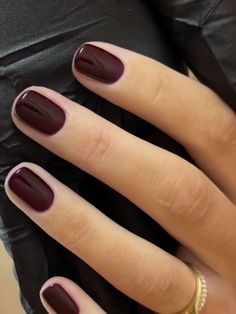 Rings On Short Fingers, Short Neat Nails, Short Gel Nails Fall 2024, Dark Short Nails, Trending Manicure, Neutral Nails, Spring Nail