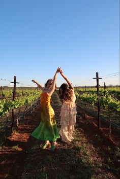 winery outfit inspo, vineyard outfit inspo, fredericksburg texas, fredericksburg outfit inspo Winery Friends Photoshoot, Fall Winery Photoshoot, Birthday Winery Ideas, Napa Valley Photoshoot, Winery With Friends, Winery Picture Ideas Friends, Winery Aesthetic Photos, Napa Valley Picture Ideas