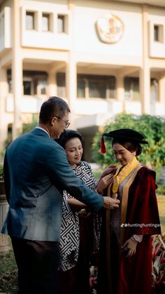 Family Photo Pose, Graduation Photoshoot, Graduation Project, Family Posing, Family Outdoor