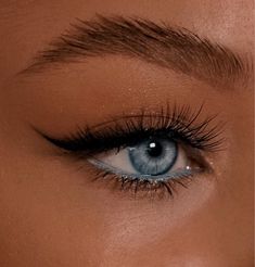 Simple Makeup With Blue Dress, Turquoise Eyeliner Blue Eyes, Simple Makeup Looks Homecoming, Light Prom Makeup Natural Blue Eyes, Homecoming Makeup Ideas For Blue Dress, Boho Prom Makeup, Senior Elite Makeup, How To Make Blue Eyes Pop Natural