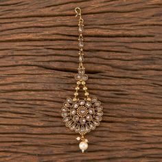 Plain Gold Tikka Antique Maang Tikka Height = 145 mm || Width = 40 mm Classic Design Antique Maang Tikka Whether you are the bride or sassy bridesmaid, no lehenga is complete without a maang tikka. This Kundan pearl maang tikka is perfect to steal the show with its elegance . The meticulous attention paid to the craftsmanship makes it an epitome of jewelry inspiration. 100% Satisfaction Guarantee: Long Lasting Plating, High-Quality Stones. Gifting: This charming maang tikka comes in a beautiful Traditional Gold Tikka For Diwali, Formal Gold Tikka With Stone Work, Cheap Traditional Gold Tikka, Antique Maang Tikka Gold, Pearl Maang Tikka, Gold Maang Tikka, Gold Tikka, Tikka Indian Jewelry, Maang Tika