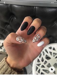 Super Cute Almond Nails, Classic Nail Styles, Minimalistic Gel Nail Designs, Summer To Fall Manicure, Tender Bio Ideas, Simple Design Nails Acrylics, September Nails Almond Shape, Moody Floral Nails, Black Luminary Nails