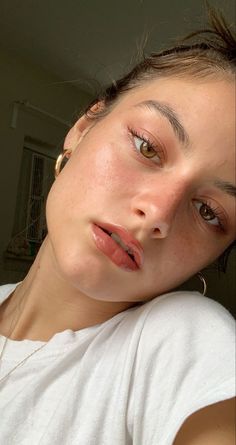 Undone Makeup Look, Natural Makeup Glossy Lips, Minimal Makeup 30s, Makeup For The Office, French Natural Makeup, Clean Natural Makeup Look, Dewy Clean Makeup, Natural Makeup Dewy, Makeup Inspo Natural Dewy Skin