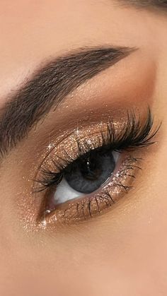 Instagram @ iredefh Simple Hoco Makeup Gold, Makeup Looks Quinceanera Gold, Blue Eyes Prom Makeup, Natural Makeup For Dance, Prom Makeup Brown Eyeshadow, Homecoming Makeup Glitter, Gold Makeup For Blue Eyes, Homecoming Simple Makeup, Ball Makeup Looks Natural