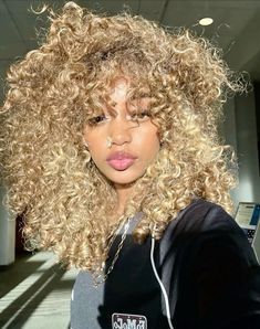 Afro Hair Blonde Highlights, Curly Bleached Hair, Blonde Curly Hair Black Women, Color Curly Hair, Dyed Curly Hair, Highlights Curly Hair, Honey Brown Hair, Brown Curly Hair, Brown Hair Dye