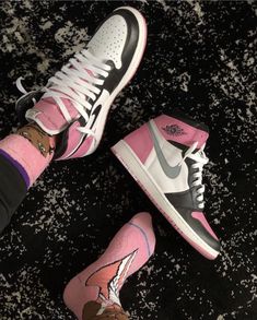 Urban Street Wear Women, Pink Air Jordan 1, Pink Air Jordan, Street Wear Women, Urban Street Wear, Sneaker Trend, Jordan Shoes Girls