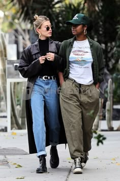 Look 80s, Casual Chic Outfits, Walking Down The Street, Casual Chic Outfit