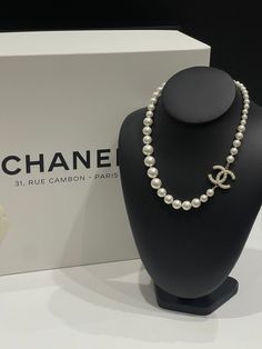 Accessoiriser vos tenues avec ce prestigieux collier de la maison au double C. •État: B : Très Bon état •Taille : 21 cm (fermé) •Couleur : Champagne, Ivoire, Blanc Coco Chanel Pearl Necklace, Pearl Necklace Chanel, Coco Chanel Necklace, Chanel Necklace Pearl, Coco Chanel Jewelry, Pearl Necklace Aesthetic, Chanel Gloves, Expensive Necklaces, Expensive Jewellery