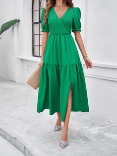 Introducing the Meadow Smock Midi Dress - a playful choice for your summer wardrobe. This elegant emerald green dress features a smock design, perfect for lazy days or dress-up occasions. Bring a touch of quirkiness to your style with this unique and comfortable piece. (Limited stock, so act fast!) Size Guide: Model is 5’7” tall, and has a 33.8” bust, 24.2” waist, & 35.5” hips. She is wearing a S / US 4 / AU 8. This dress is true to size. Material: 96% Polyester 4% Elastane Feature: V Neckline. Dress Ideas Casual Simple, Long Dress Ideas, Dress Ideas Casual, Split Hem Dress, Split Maxi Dress, Mini Robes, Split Dress, Weave Style, Linnet