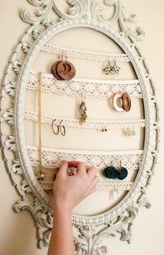 DIY jewlery hangers.  I'm not a fan of rustic but I like the idea of taking any frame and taking out the back and using ribbons to hang everything.  I will definitely be doing this!  I'm so jewelry disorganized! Hiasan Bilik Tidur, Interior Boho, Shabby Chic Jewelry, Shabby Chic Diy, Earring Holder, Diy Vintage, Diy Schmuck, Shabby Chic Furniture