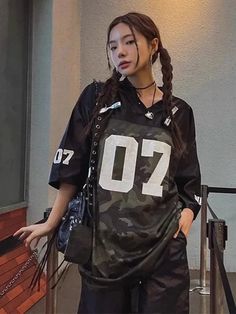 Baggy Clothes Outfit Tomboy, All Black Outfit Dance, V Neck Jersey Outfit, Sports Tee Outfit, Jersey Y2k Outfit, Layered Tank Top Outfits 2000s, Jersey Shirt Outfit Women, Jersey Style Outfits, Urban Casual Outfits Women