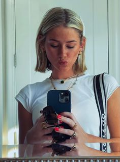 Hot Bob Haircut, Shirt Blonde Hair Haircuts, Medium Blonde Bob Hairstyles, Single Length Bob, French Bob Oval Face Shape, 90s Blonde Short Hair, Candice Swanepoel Short Hair, Pin Straight Bob, Summer Blonde Bob