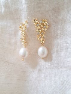 Elegante Statement-Ohrringe mit einer Natürlichen Perle. Der Ohrstecker hat viele kleine delikate Blumen mit einem Zirkonia für die perfekten Glanz. Der Ohrstecker ist 14K vergoldet. Gesamte länge: 4 cm Pearl Statement Earrings, Bridal Hair And Makeup, Women's Earrings, Favorite Jewelry, Jewelry Earrings Dangle, Pearl Earrings, Etsy Earrings, Dangle Drop Earrings, Dangle Earrings