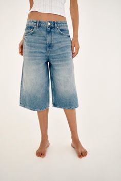 TRF MID-RISE BAGGY DENIM SHORTS Look Bermuda, Jean Azul, Baggy Denim Shorts, Baggy Jean Shorts, Zara Haul, Bermuda Jean Shorts, Baggy Jean, Zara Outfit, Baggy Denim