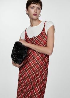 Flödesigt material, lång design, rak design, rutigt tryck, rund hals, ärmlösa, tunna remmar, ej tillslutna, dekorativ rosett, innerfoder, modellen är 177 cm lång och bär storlek S. Tartan Dress, Pantalon Large, Dress Shapes, Cashmere Coat, Women Long Dresses, Clothing Care, Plaid Dress, Workout Tee, Maternity Clothes