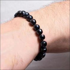 No hay necesidad de cosas llamativas. Esta pulsera de perlas de agua dulce deja que tu estilo brille de forma natural. Siéntete tranquilamente seguro: es como un buen par de jeans: clásicos, modernos y listos para cualquier cosa.
 Viste tu estilo con cautivadoras perlas de agua dulce en la exclusiva colección de joyería para hombre de BERML .
 Producidas comúnmente pero lejos de ser comunes, estas perlas cuentan con un espectro de formas, desde caprichosamente barrocas hasta casi perfectamente r Adjustable Black Pearl Beaded Bracelets, Black Pearl Bracelets As Gift, Black Pearl Bracelets For Gifts, Black Pearl Bracelets For Gift, Casual Pearl Beaded Bracelets, Casual Round Pearl Bead Bracelet, Casual Everyday Pearl Bracelet With Round Beads, Diamante Bracelet, Leather Choker Necklace