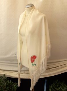 Very large stole 166cm 65 "Cotton stole with fringes signed" Nikos "Cream color Painted with flowers Summer scarf Vintage shoulder cover Beautiful stole, triangular, large, 166 cm long, 88 cm high without fringes. Cream color with red flowers signed "Nikos". Vintage condition with signs of aging. The gold color has faded slightly over time but this does not affect its beauty or functionality. Please make sure you have read the descriptions carefully, in particular the dimensions of the article, White Traditional Scarves For Spring, Traditional White Scarves For Spring, White Dupatta For Spring, Cream Bohemian Shawl For Spring, Spring Pashmina Shawl, White Shawl For Spring, Spring White Shawl Dupatta, Cream Shawl Scarf One Size, Embroidered Cream Shawl Scarf