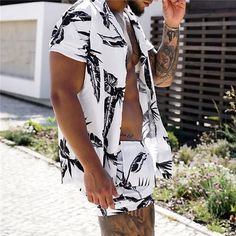 Men Vacation Outfits Beach, Beach Wear For Men, Men Vacation Outfits, Latest Suit Styles, Men Vacation, Hawaiian Design, Printed Summer Shorts, Hawaiian Fashion, Tropical Print Shirt