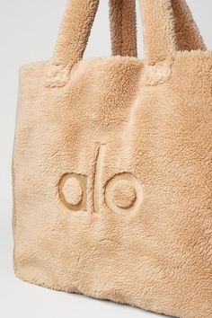 Foxy Sherpa Tote - Camel | Alo Yoga Girly Bags, Tank Top Bras, Womens Capris, Alo Yoga, Christmas Wishlist, Bra Women, Hat Hairstyles, Mens Bottom, Burlap Bag