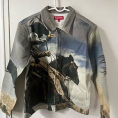 Brand New Medium Wash Long Sleeve Outerwear With Graphic Print, Spring Denim Jacket With Pockets For Rodeo, Spring Rodeo Denim Jacket With Pockets, Casual Denim Jacket For Spring Rodeo, Casual Denim Jacket For Rodeo In Spring, Casual Denim Jacket For Rodeo Spring, Casual Spring Outerwear For Rodeo, Spring Rodeo Outerwear With Pockets, Spring Long Sleeve Denim Jacket For Rodeo