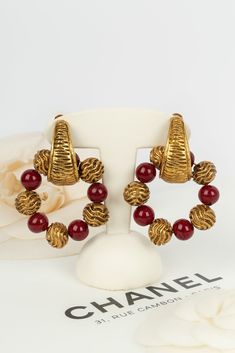 CHANEL -(Made in France) Boucles d'oreilles style créoles en métal doré et perles de verre rouge. Condition : Très bon état Dimensions : Hauteur : 5,5 cm Elegant Red Metal Hoop Earrings, Elegant Red Hoop Earrings, Elegant Red Beaded Hoop Earrings, Chanel Earrings, Gold Ounce, Handbag Wallet, Wallet Accessories, Red Glass, Made In