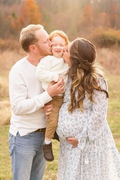 Family Photo Pregnant, Sibling Maternity Pictures, Simple Family Maternity Pictures, Maternity Photo Shoot Ideas With Sibling, Maternity With Family Photography