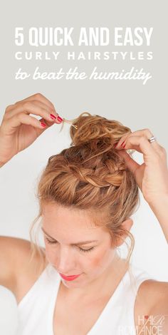 Quick And Easy Curly Hairstyles, Easy Curly Hairstyles, Humidity Hair, Curly Hair Up, Braided Top Knots, Hair Romance, Top Knot Hairstyles, Curly Hair Updo, Peinados Recogidos