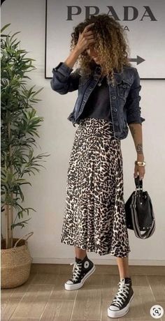 Mode Over 50, Street Outfits, Summer Street, Mode Casual, Dresses Outfits, Dresses Summer, 가을 패션, Print Skirt, Fashion Mode