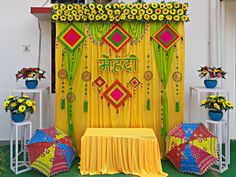 Haldi Tent Decor, Mehandi Backdrop Mehndi Decor, Haldi Flower Decoration, Simple Haldi Decoration Ideas, Mehendi Decoration At Home, Mehandi Stage Decoration, Haldi Background Decoration, Mehandi Backdrop, Mehandi Stage