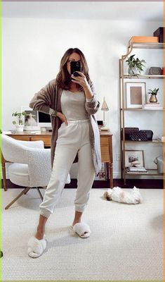 These styles not only enhance facial features but also project a youthful, modern vibe while being Everyday Outfits Work, Home Outfit Women, Comfy Home Outfits, Easy Everyday Outfits, Casual Home Outfits, Work From Home Outfit Ideas, Comfy Work Outfit, Wfh Outfits, At Home Outfits