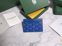 Goyard ♛ Card holder   Must-have item for daily collocation
G0YARD (Goya) was established in 1853 and has a history of more than 160 years. The fabric is made of hemp, cotton and hemp fibers, and then coated with glossy aldose. It is waterproof, strong and durable. It is popular among stars, royal families, The favor of the nobles 
Custom-made smooth leather with exclusive wallet ✅Diagonal stitching is perfect✅The inner yellow part is custom-made top layer cowhide【⚠️Non-superfiber❌Non-split leather❌】
Size : 10.5*7.3 Goyard Card Holder, Lv Purse, Commuter Bag, Lv Handbags, Lv Belt, Card Bag, Lv Wallet, Royal Families, Must Have Items