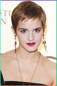 Let celebs show you the best haircuts for oval face shapes. Those with oval-shaped faces will find nearly any hairstyle flattering. We got stylists to explain why, and how to choose the right one. Emma Watson Pixie, Oblong Face Hairstyles, Short Hairstyles For Fine Hair, Hairstyles For Fine Hair, Oval Face Haircuts, Face Shape Hairstyles, Oval Face Hairstyles, Oval Face Shapes, Best Pixie Cuts