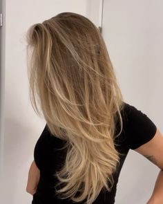 Lived in summer blonde Lived In California Blonde, Straight Dirty Blonde Hair, Beach Blonde Hair Balayage, Lived In Dirty Blonde, Dirty Blonde Hair With Blonde Highlights, Natural Sunkissed Blonde, Dirty Blonde Hair Girl, Golden Sunkissed Blonde, Surfer Blonde Hair Sun Kissed