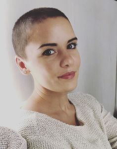 Corte de cabelo buzzcut Buzzed Hairstyles, Buzzed Hair Women, Buzz Cut Women, Shaved Hair Women, Buzz Cut Hairstyles, Buzzed Hair, Cut Hairstyles, Super Short Hair, Very Short Hair