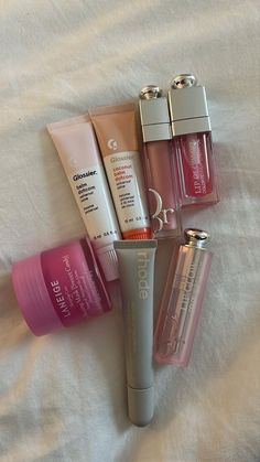 Makeup Bag Essentials, Smink Inspiration, Glow Skin, Makeup Needs, Clipuri Video, Makeup Items, Miss Dior, Makeup Essentials