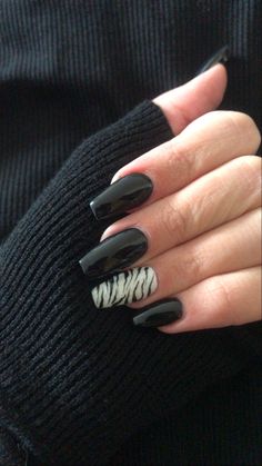 Black Fun Nails, Black And White Zebra Nails, Zebra Print Nails Designs, Black Leopard Print Nails, Emo Nail Ideas, Black Zebra Nails, Black Nails With Design, Black Y2k Nails, Zebra Print Nail Art