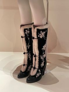 Alexander Mcqueen Boots, Glamour Vintage, Dr Shoes, Alexander Mcqueen Fashion, Mcqueen Fashion, Funky Shoes, Aesthetic Shoes, Mode Inspo, Pretty Shoes